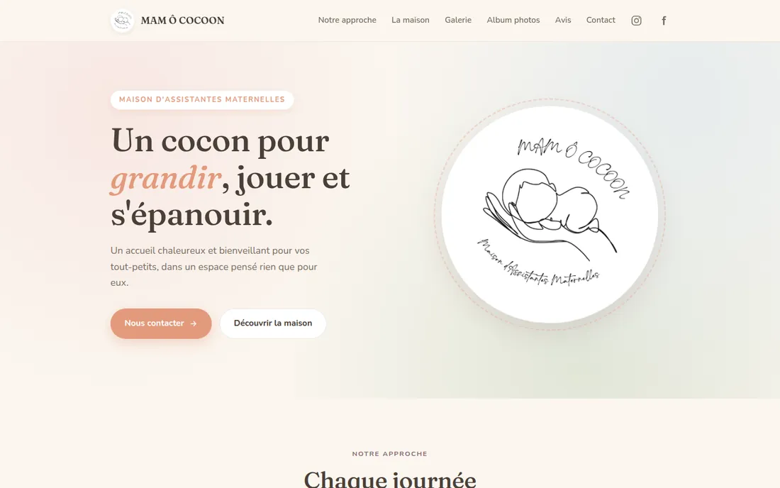 Page d'accueil du site MAM Ô Cocoon, tons pastel et logo dessiné